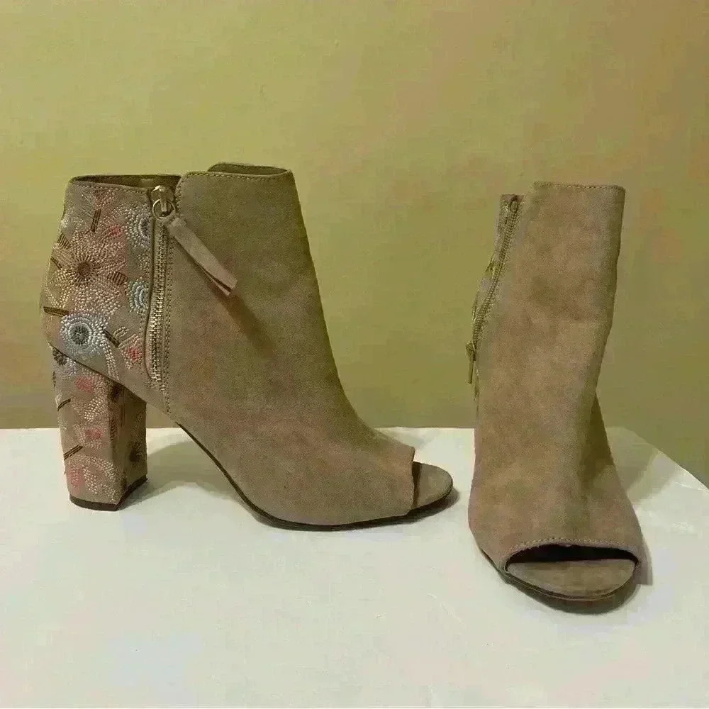 Women's SO Beige Suede Embroidered Open Toe Booties Size 9.5 Boho Floral outdoor - Picture 7 of 13